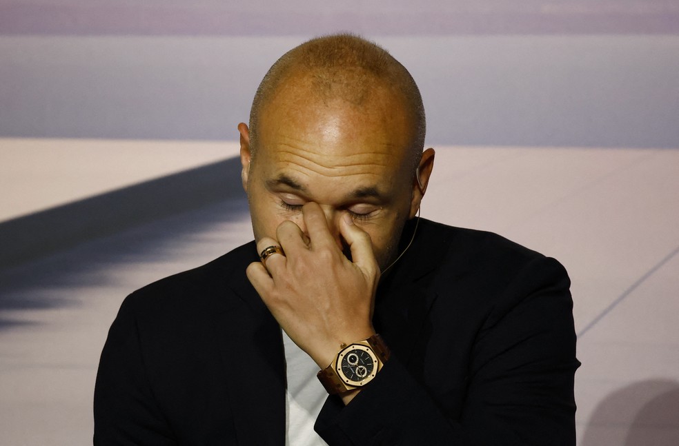 Andrés Iniesta se emociona em despedida do futebol — Foto: Reuters