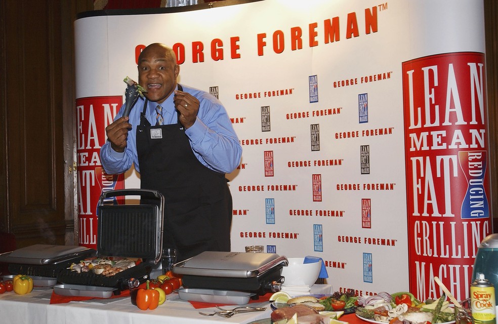 Foreman faz propaganda da grelha que leva seu nome em Londres, em 2003 — Foto: Steve Finn/Getty Images