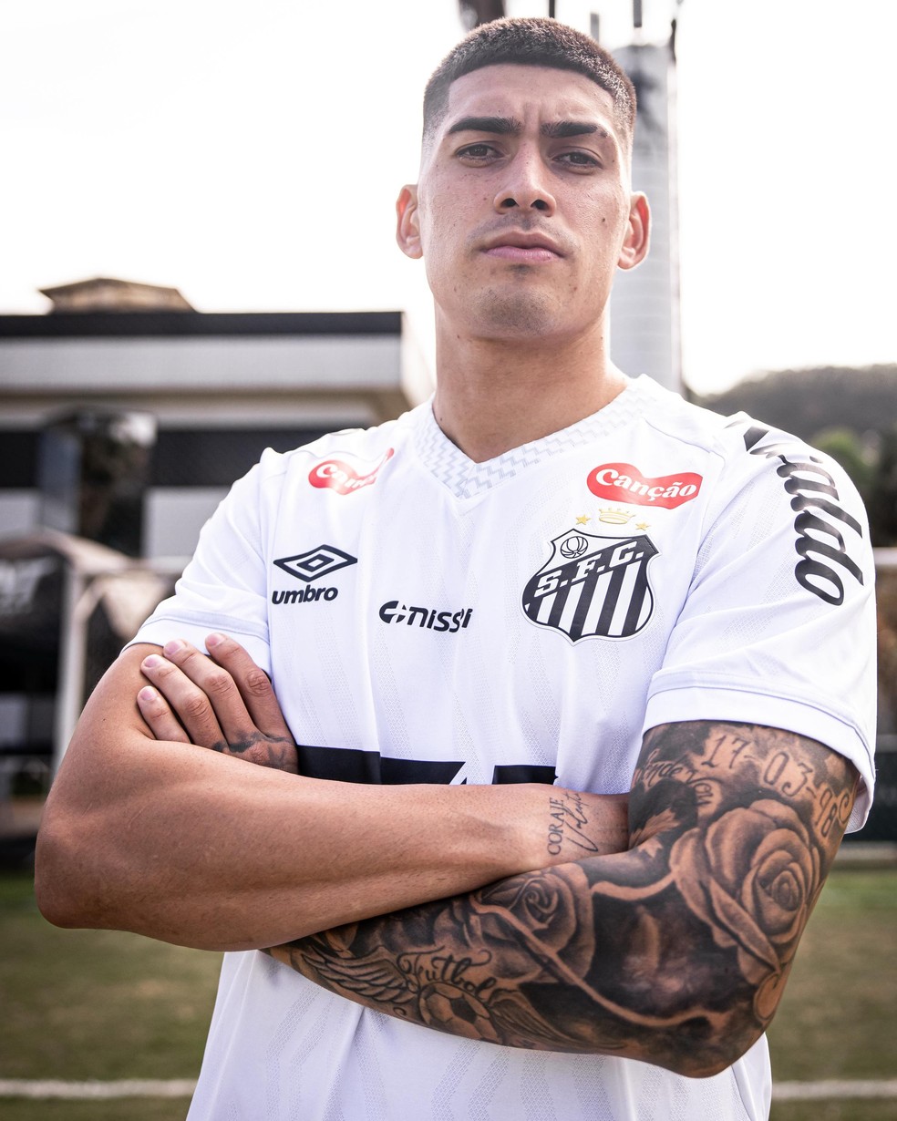 Santos anuncia contratação do zagueiro Adonis Frías