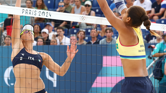 Ana Patrícia bloqueia italiana no vôlei de praia em Paris 2024