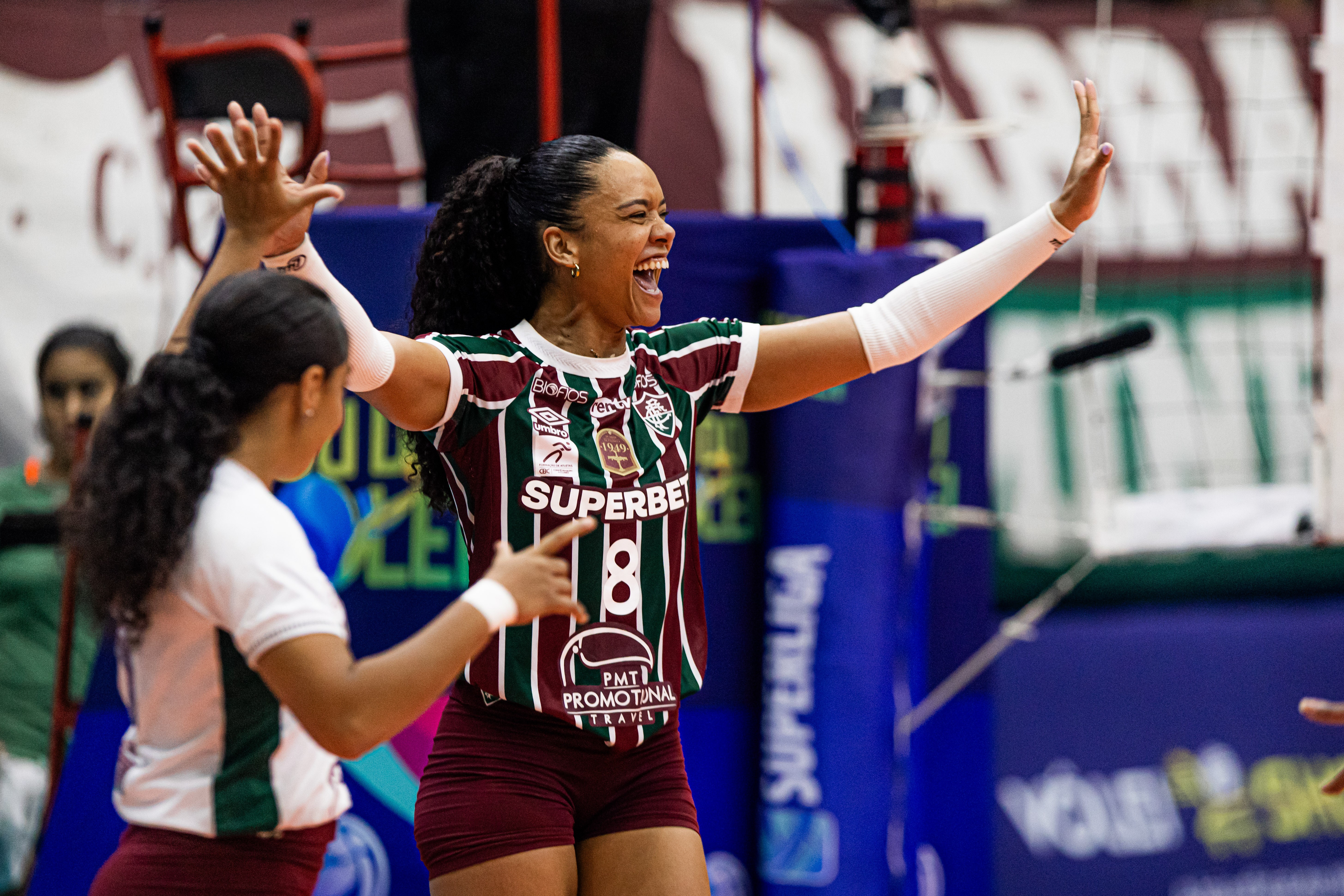 Amanda celebra playoffs na 18ª Superliga aos 37 anos e busca título pelo Fluminense