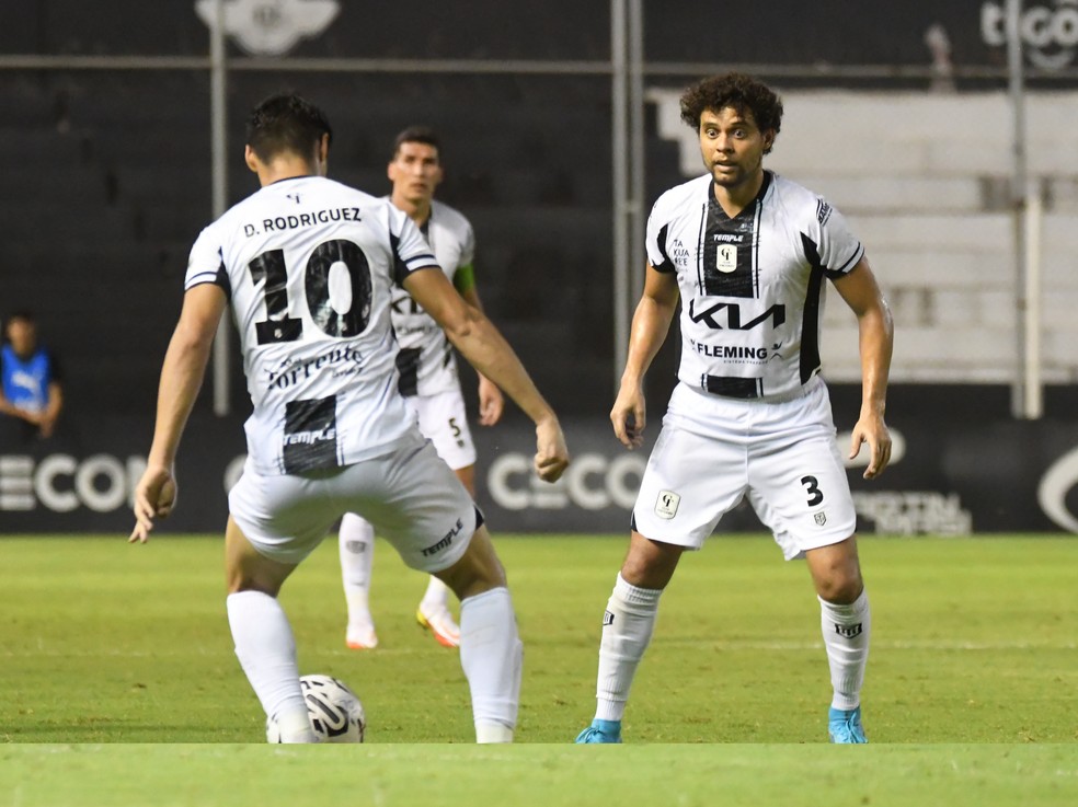 Victor Ferraz fez sua primeira partida com a camisa do Tacuary — Foto: Divulgação/Tacuary