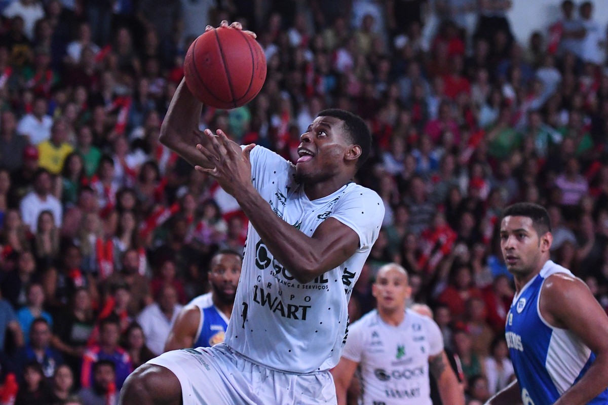 ap-s-tr-s-temporadas-gui-deodato-est-de-volta-ao-bauru-basket