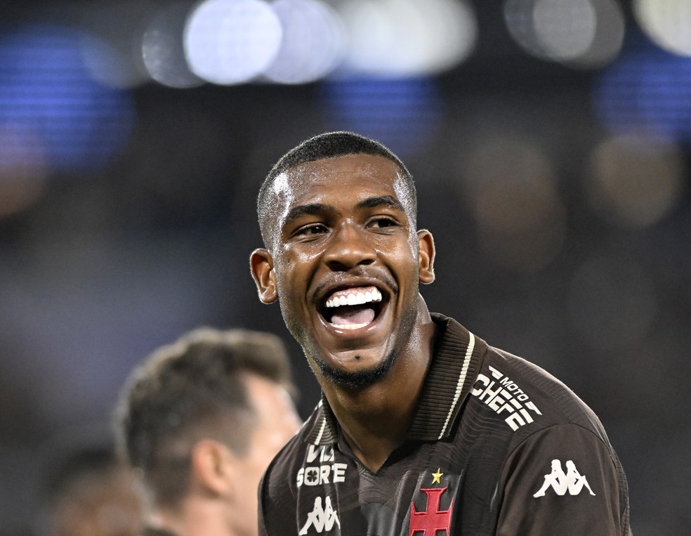 Rayan comemora gol do Vasco no clássico contra o Fluminense — Foto: André Durão / ge