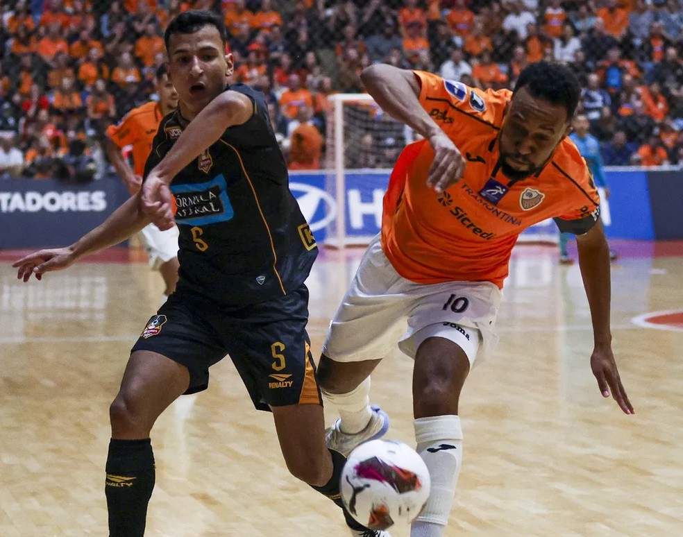 Carlinhos, do Sorocaba, em ação contra o Carlos Barbosa na final da Libertadores de Futsal — Foto: Divulgação/Conmebol