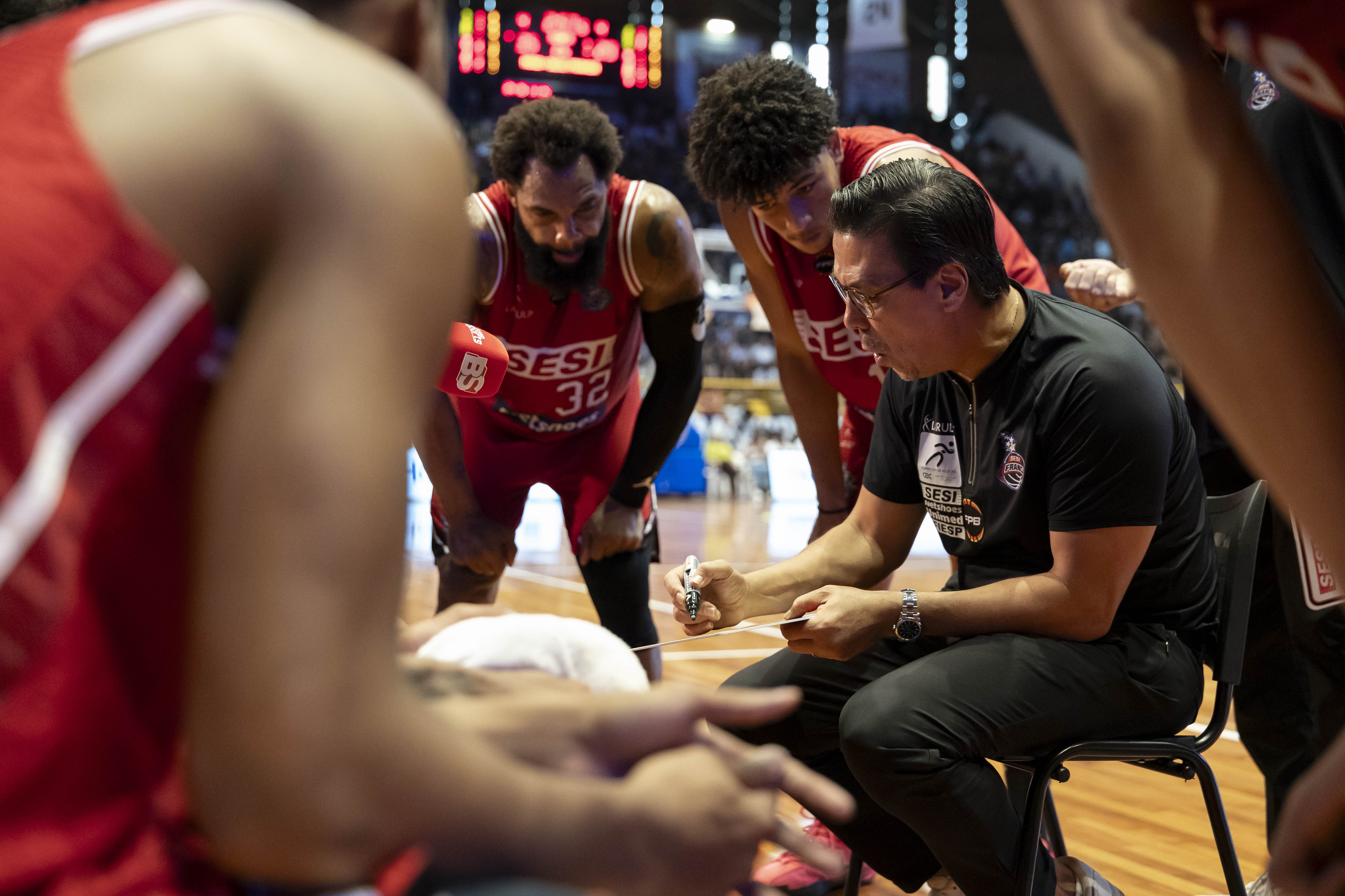 Vitória, reforços e revanche: Helinho comenta início do Franca no NBB