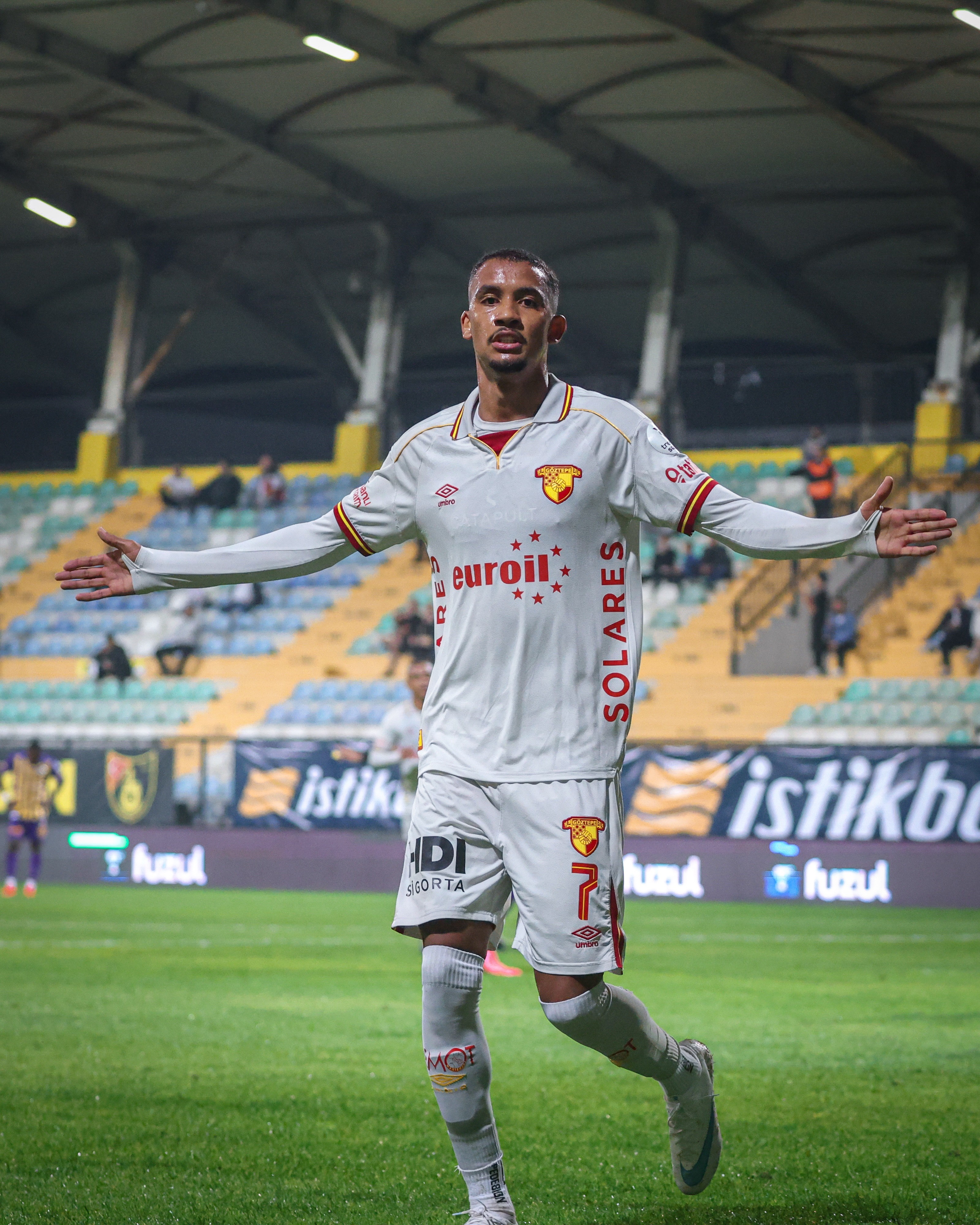 Ex-Grêmio entra no segundo tempo e marca hat-trick no Campeonato Turco