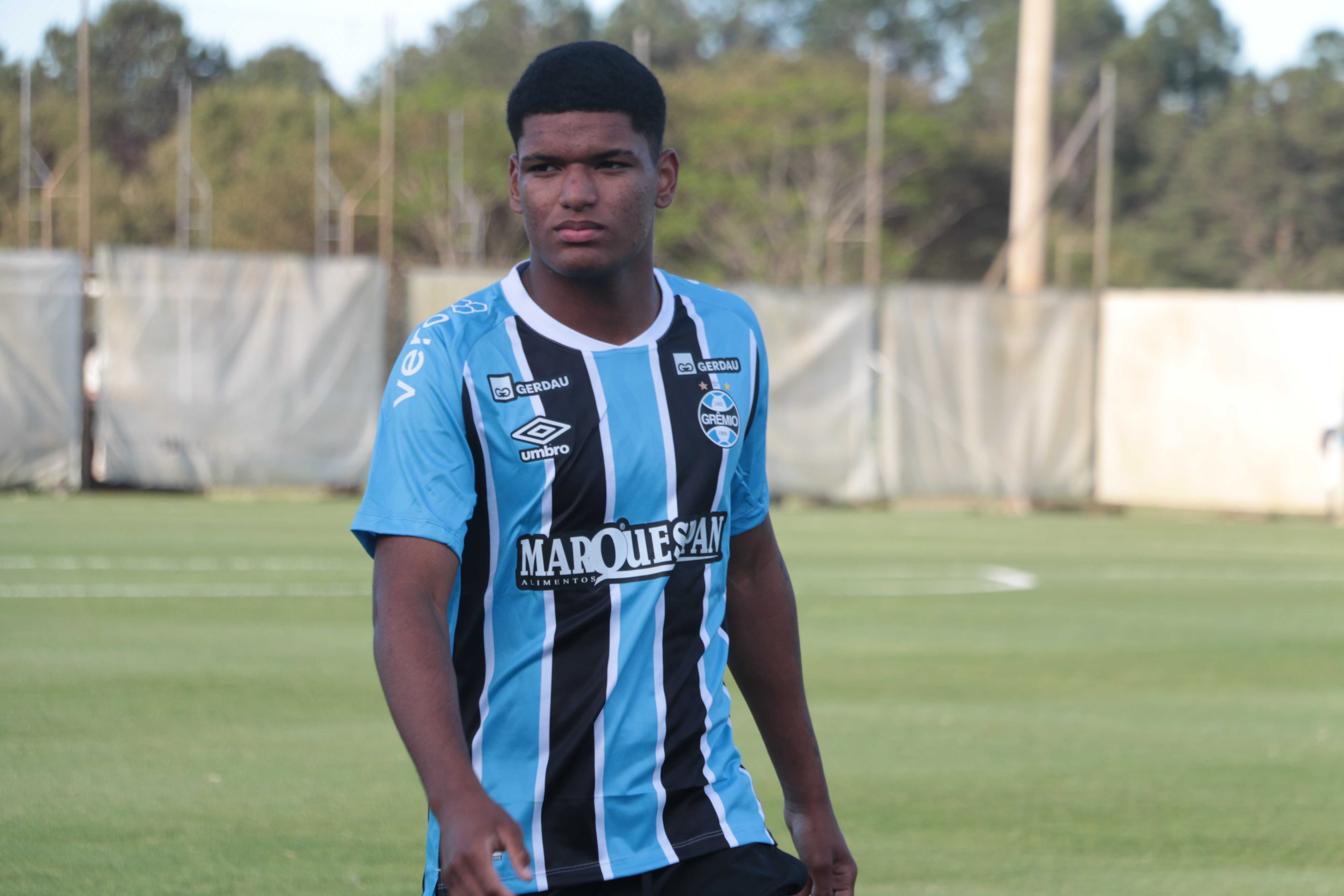 Centroavante do Grêmio no Sub-17 vendia panos de pratos há 2 anos