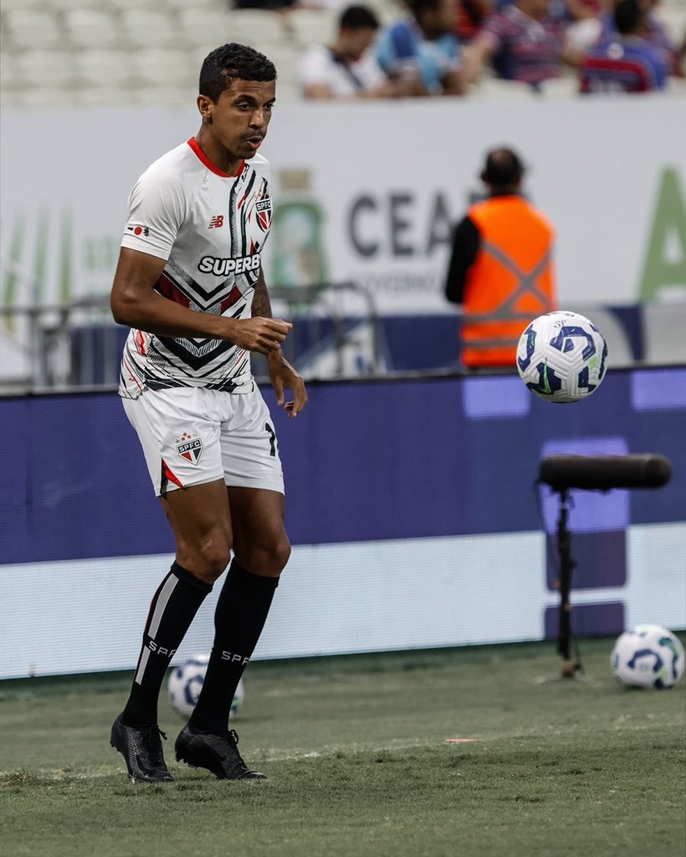 Luiz Gustavo em campo durante a partida entre Fortaleza e São Paulo.