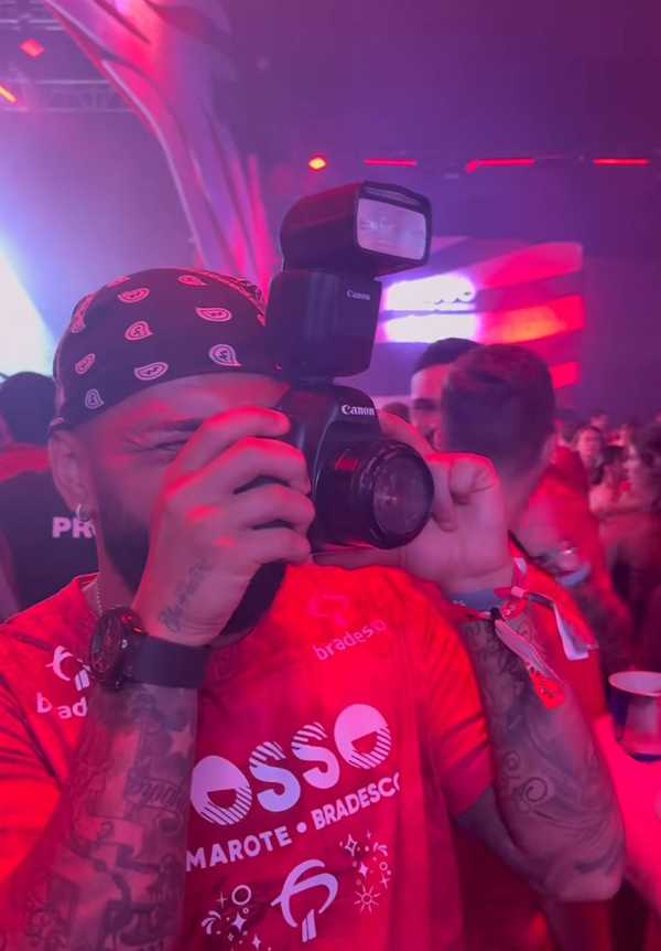 Astros do futebol carioca prestigiam o Carnaval na Sapucaí, enaltecendo rivalidade local.