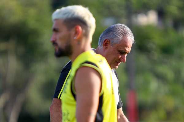 Tite poupará equipe do Flamengo visando confrontos decisivos contra Peñarol e Grêmio