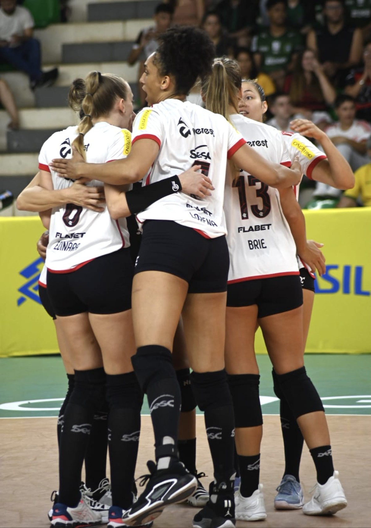 Ana Medina impressiona, porém Sesc-Flamengo vence Brasília na Superliga de vôlei.