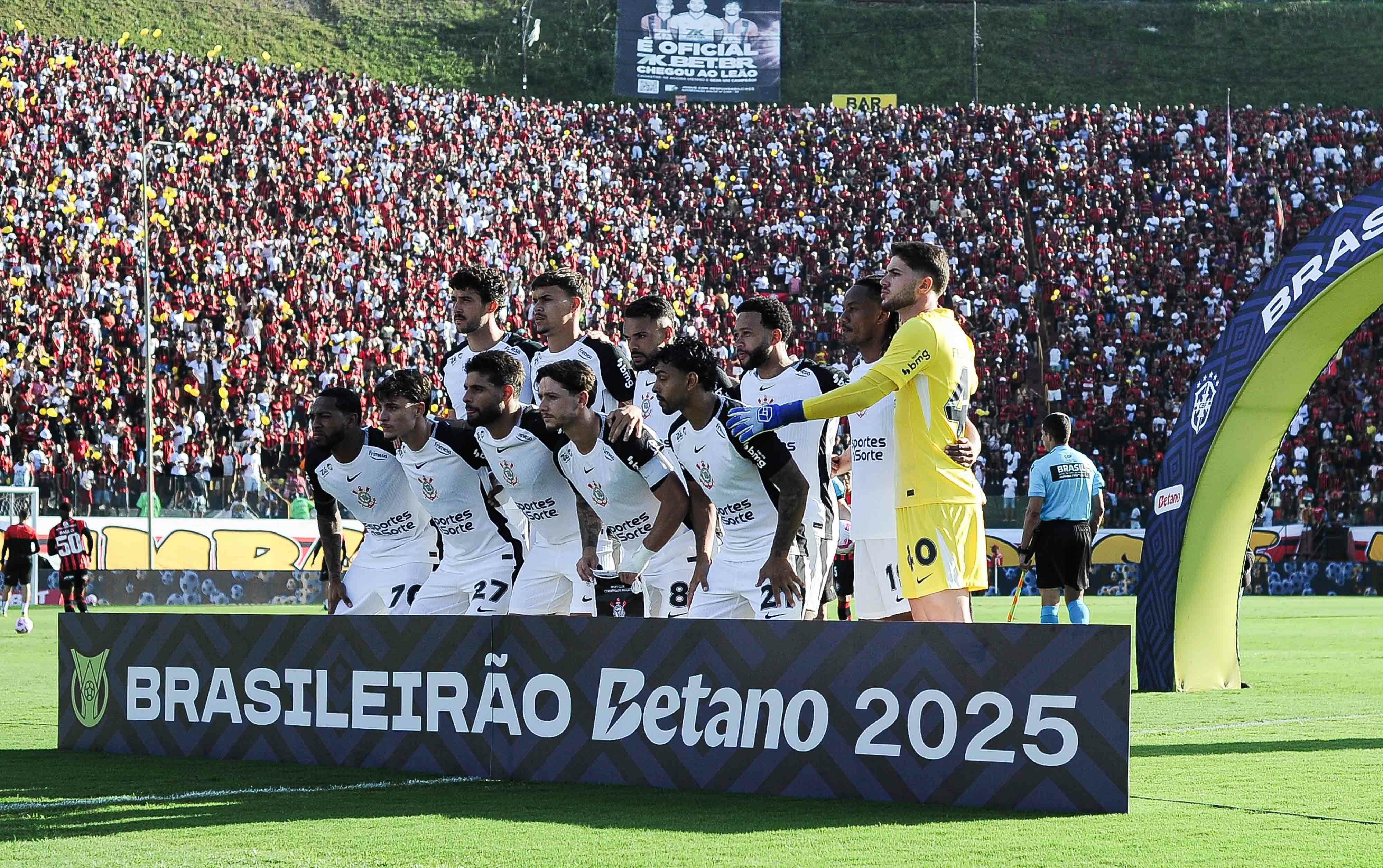 Charles brilha, marca gol decisivo e garante vitória do Corinthians em Salvador; notas revelam desempenho da equipe