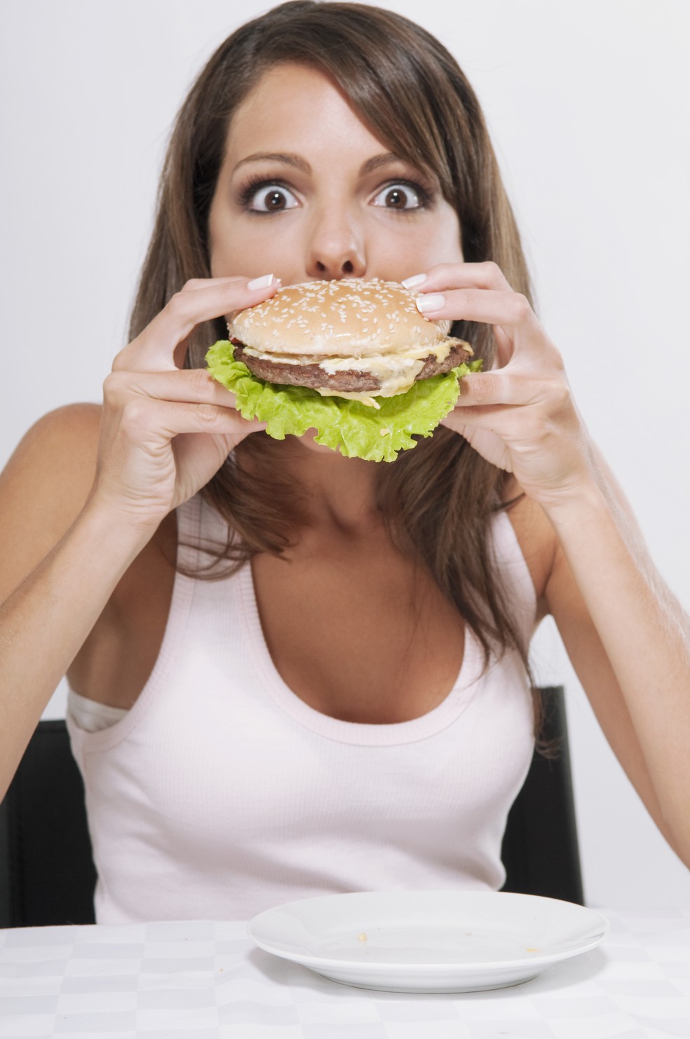 Foto de Garota Comendo Bacon e mais fotos de stock de Bacon - Bacon, Comer,  20 Anos - iStock