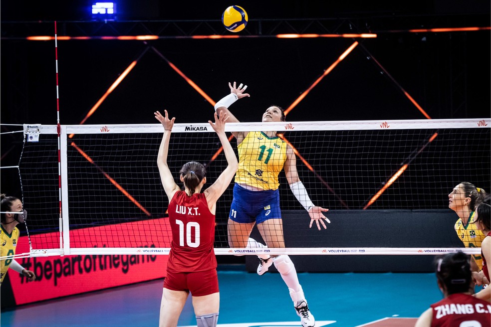 Com desfalques, seleção feminina de vôlei perde da China em estreia na Liga  das Nações - Esportes - R7 Esportes