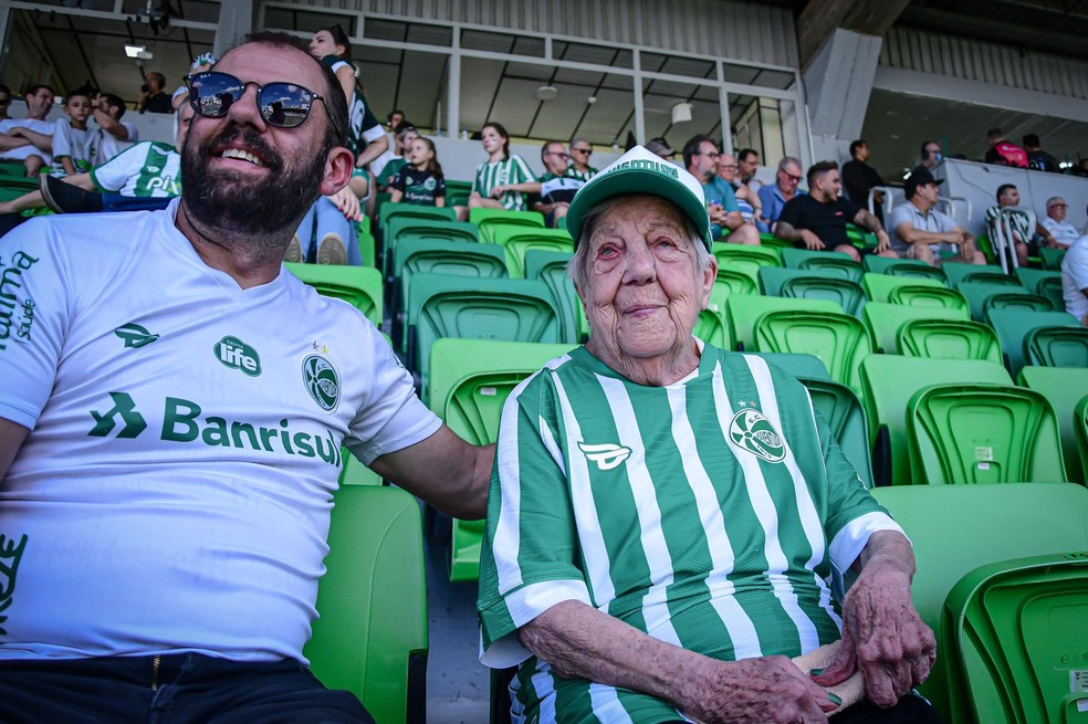 Dona Celina, torcedora de 105 anos, com o neto — Foto: Gabriel Tadiotto/Juventude