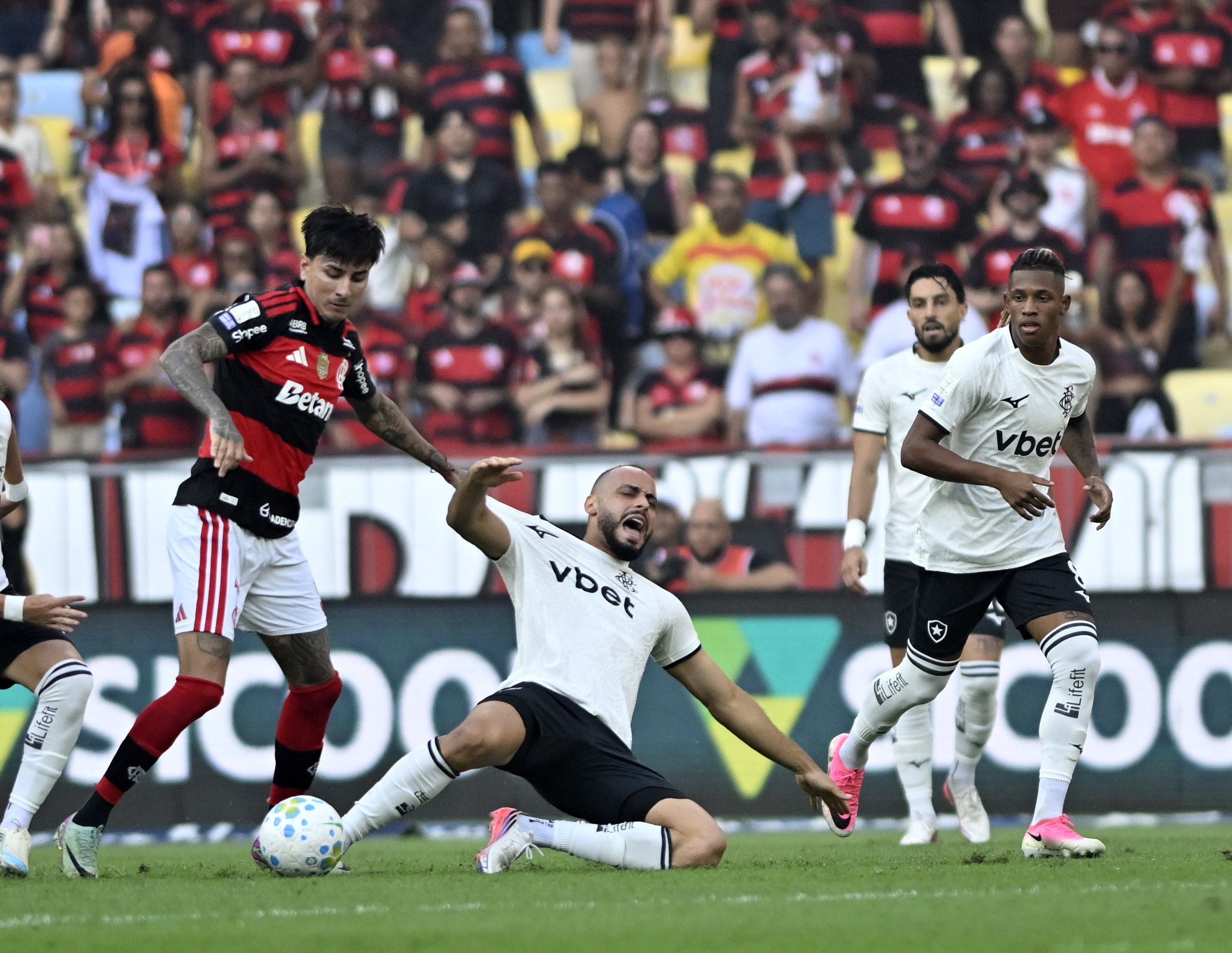 Análise: Botafogo não aproveita momento, peca nas finalizações e aumenta seca contra o Flamengo