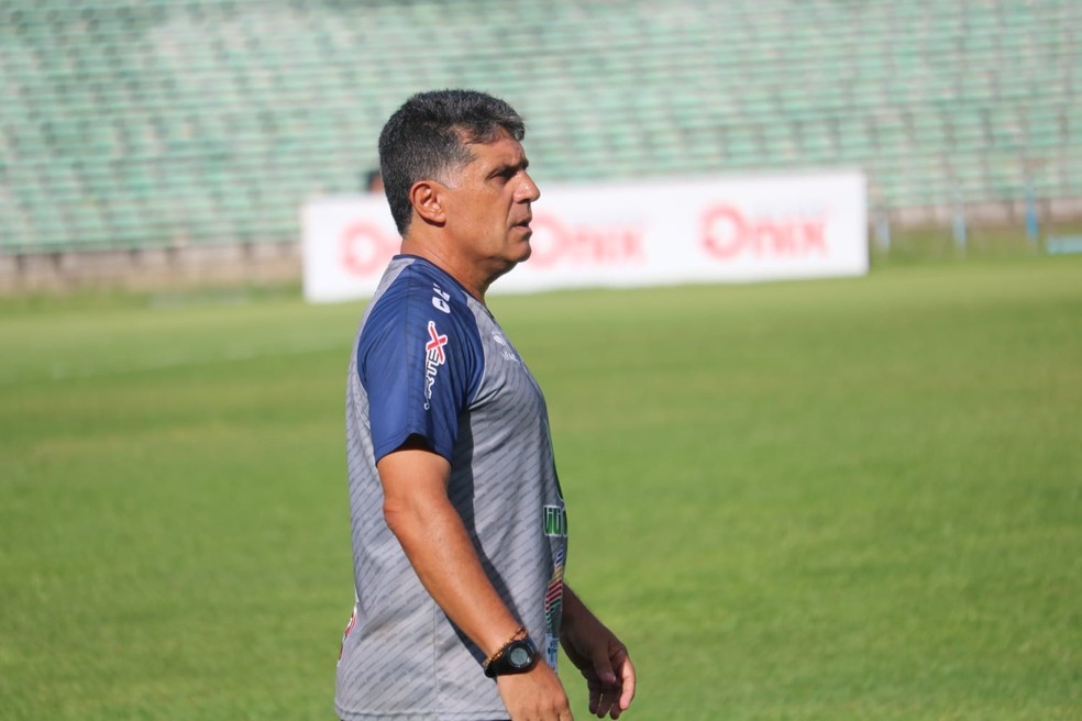 Wallace Lemos, técnico do Oeirense — Foto: Wenner Tito