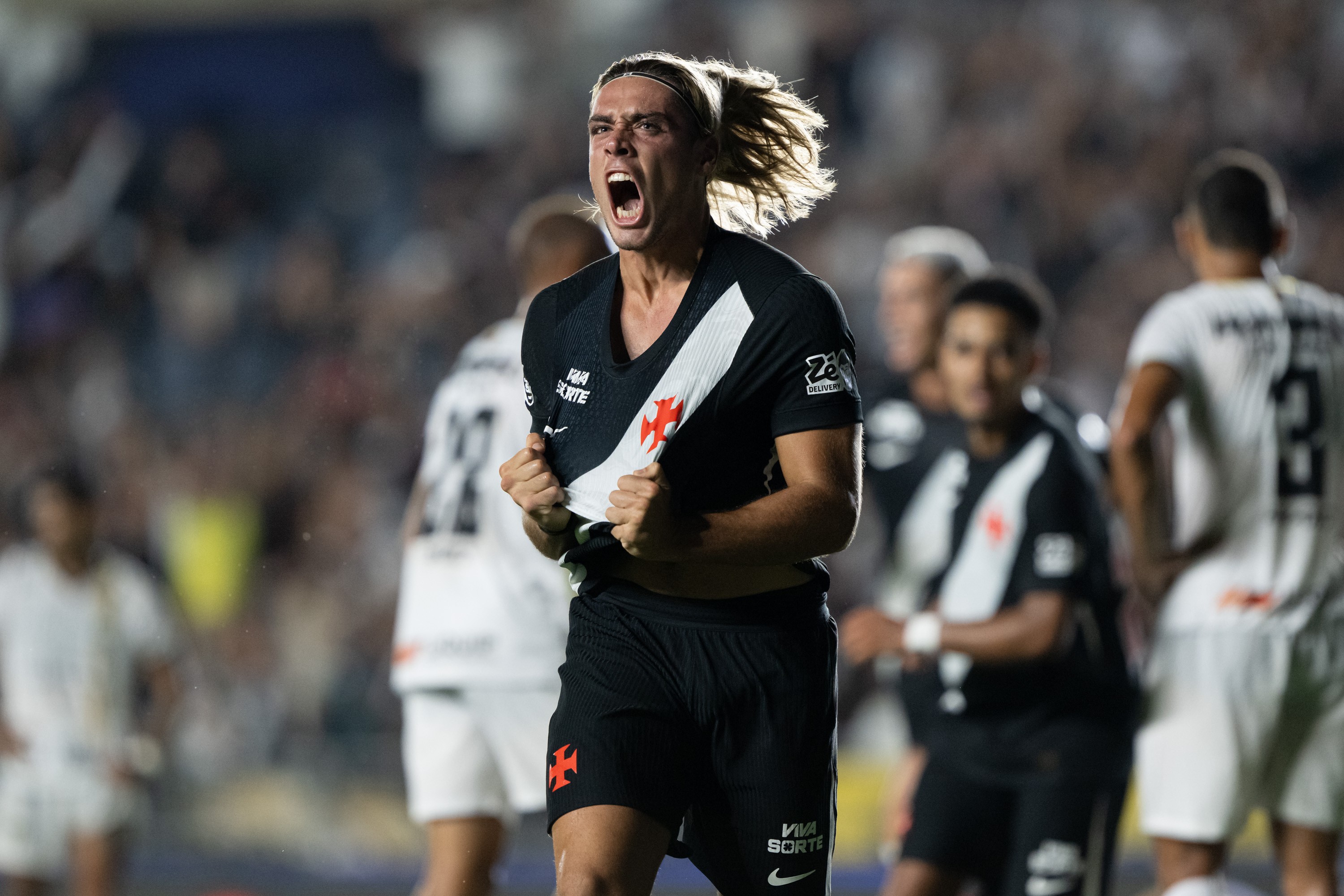 Spinelli celebra primeiro gol pelo Vasco: 