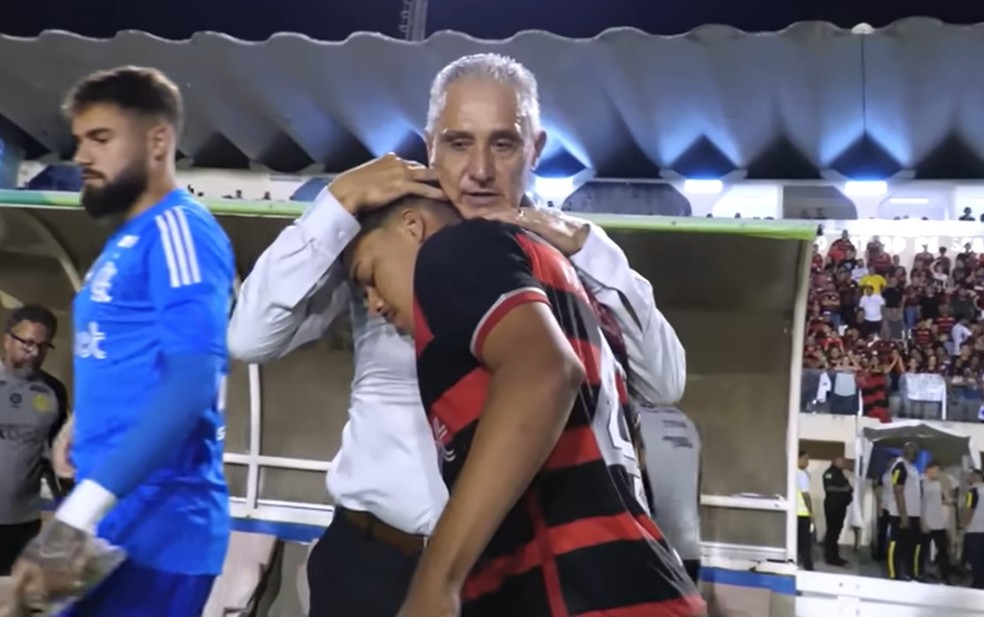 Igor Jesus ganha um abraço de Tite após Flamengo x Bangu