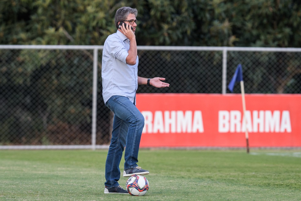 Rodrigo Pastana dá as coordenadas para o departamento de futebol do CSA — Foto: Gustavo Aleixo 