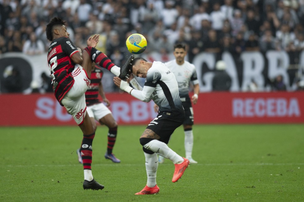 Bruno Henrique é expulso por falta em Matheuzinho em Corinthians x Flamengo — Foto: Anderson Romão/AGIF
