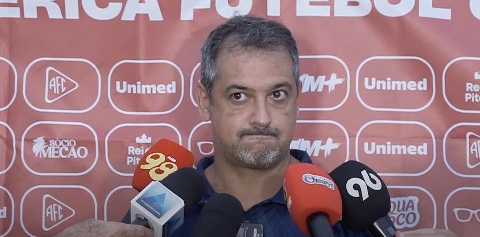 Marquinhos Santos foi expulso em derrota do América-RN — Foto: Reprodução/TV Mecão