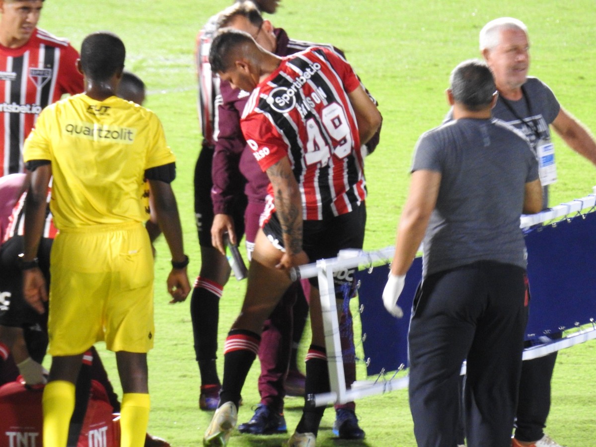 Beraldo deixa jogo contra a LDU chorando e preocupa o São Paulo