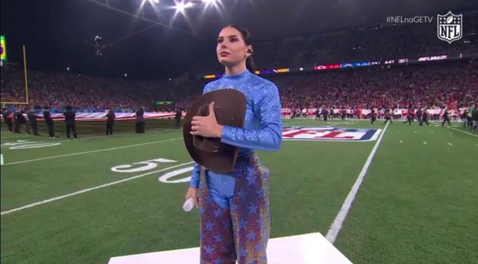NFL: Ana Castela emociona público ao cantar hino nacional antes de Chiefs x Chargers