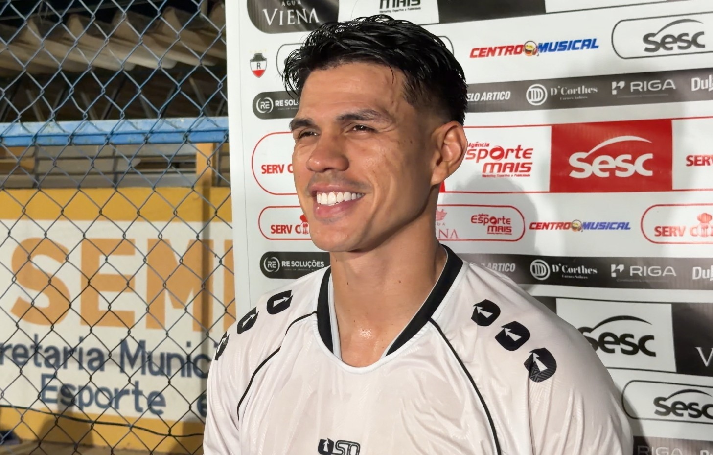Clube se classifica com gol de atacante, que desabafa após críticas: "Não vão me derrubar"