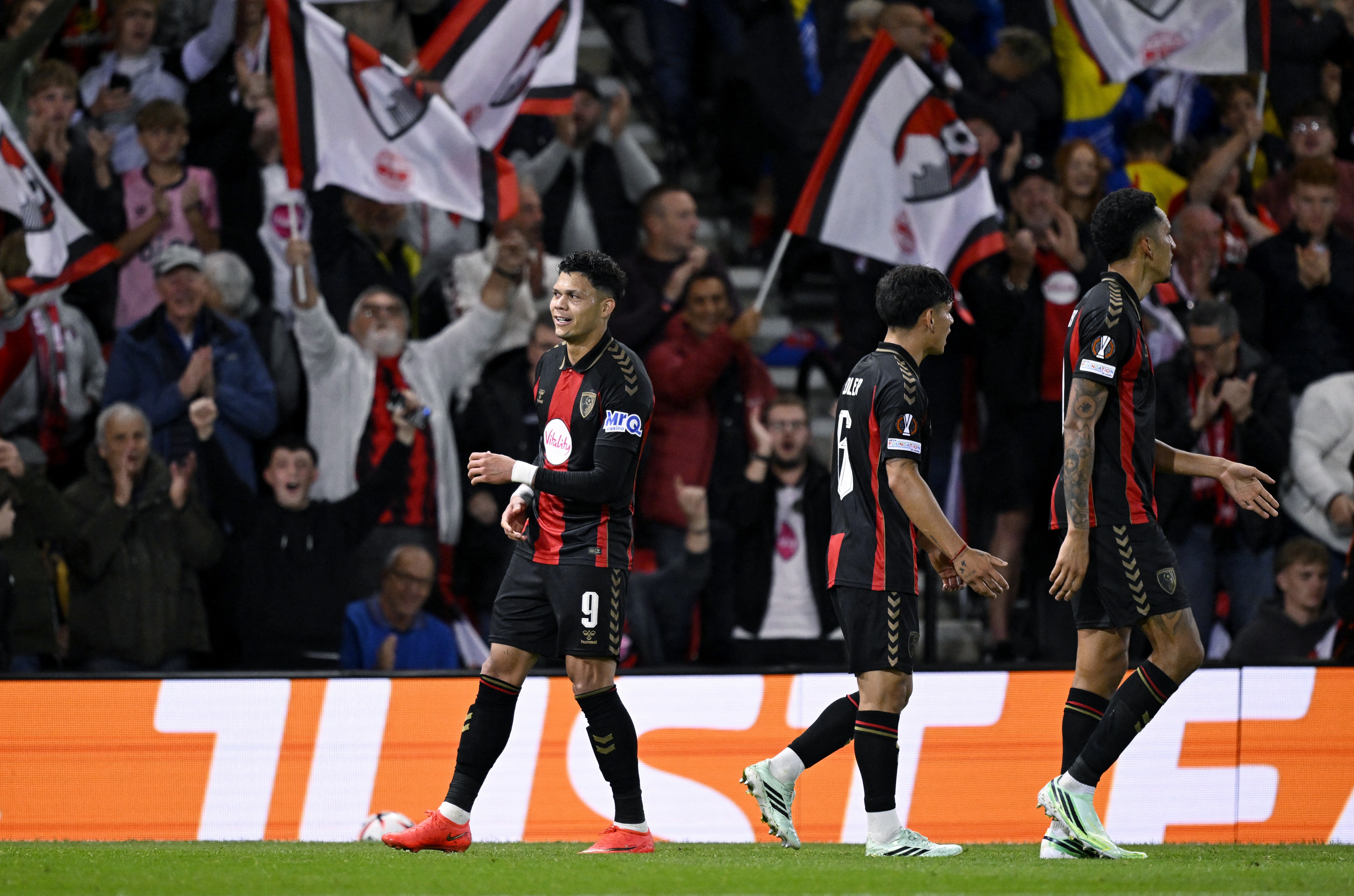 Evanilson e Rayan marcam em vitória do Bournemouth: "Noite histórica"; veja gols