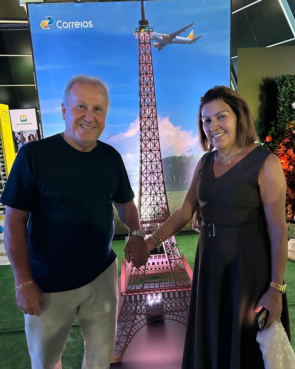 Zico e a esposa embarcando para Paris — Foto: Reprodução / Arquivo pessoal