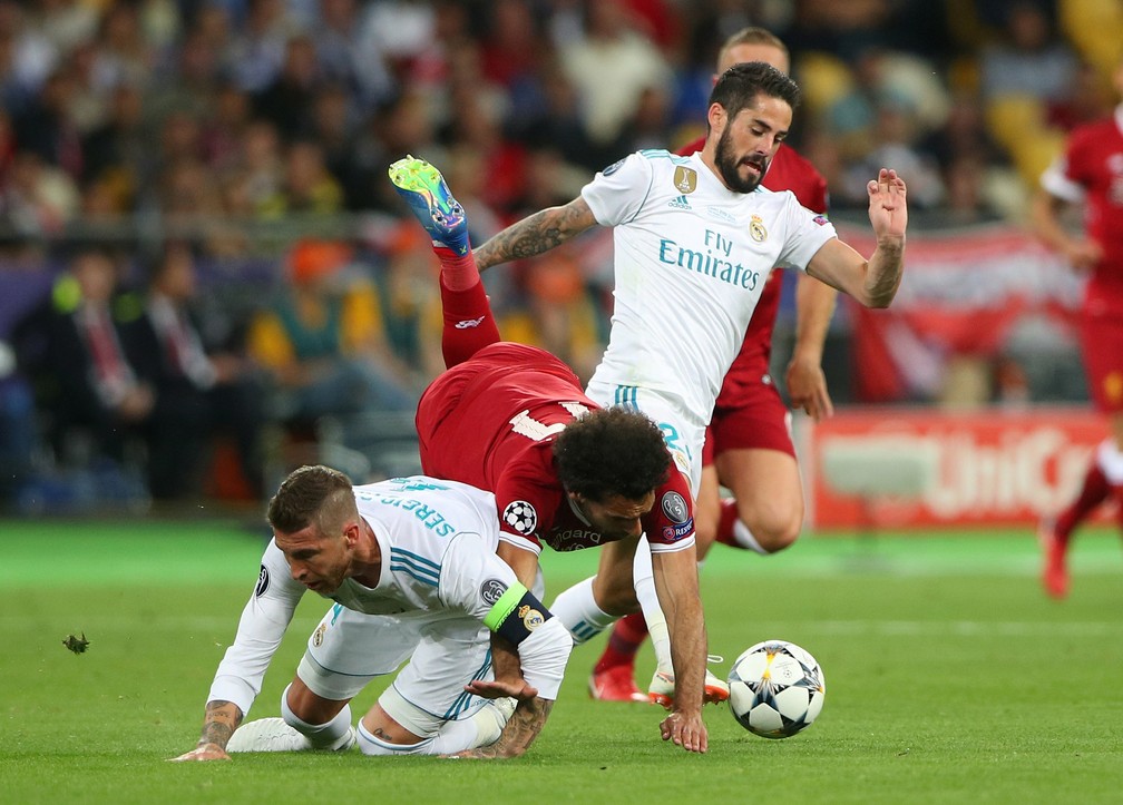Salah lesiona ombro e chora ao deixar final; veja fotos e vídeo