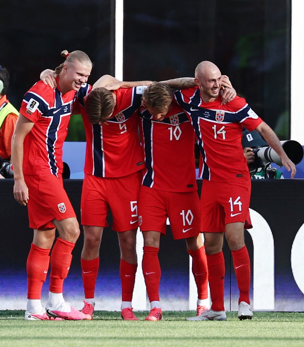 Haaland e companheiros comemoram gol da Noruega