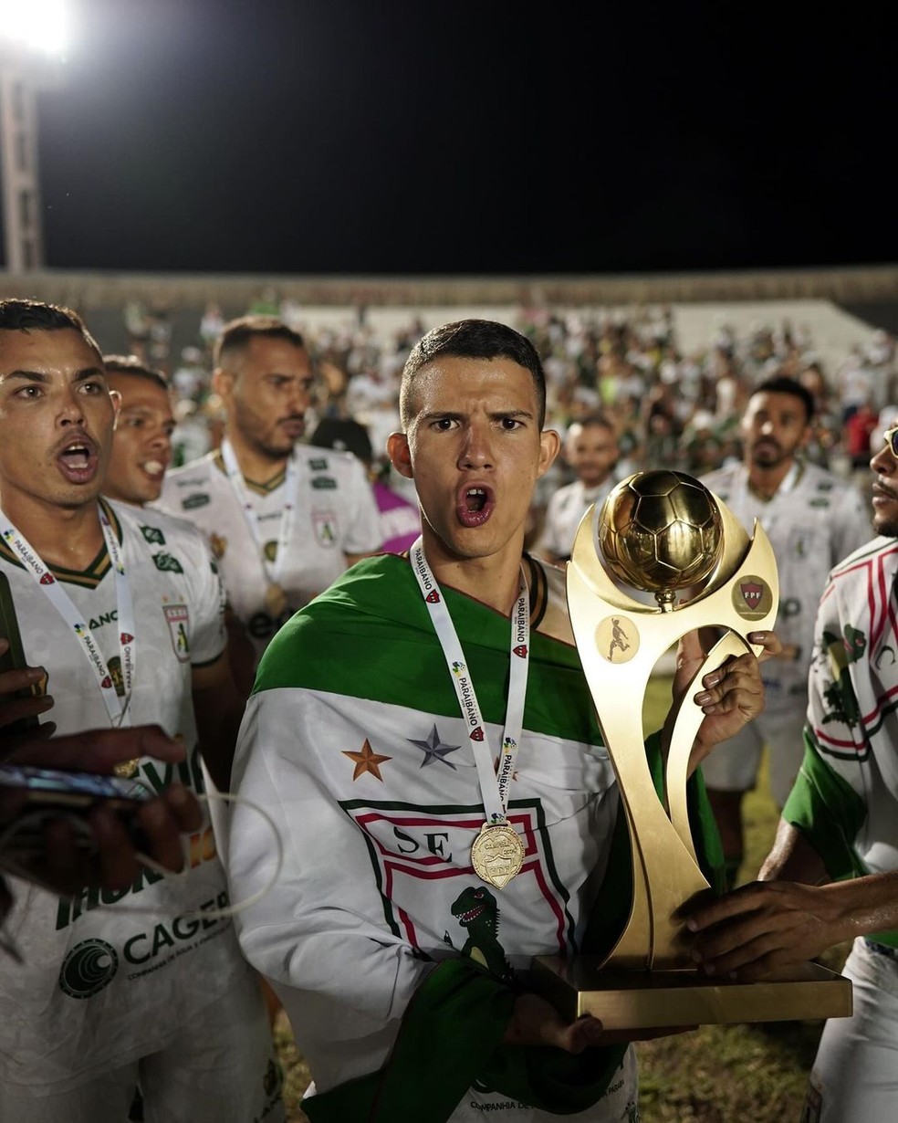 Estevan com a taça de campeão do Paraibano 2024 — Foto: Émerson Marvin / Sousa