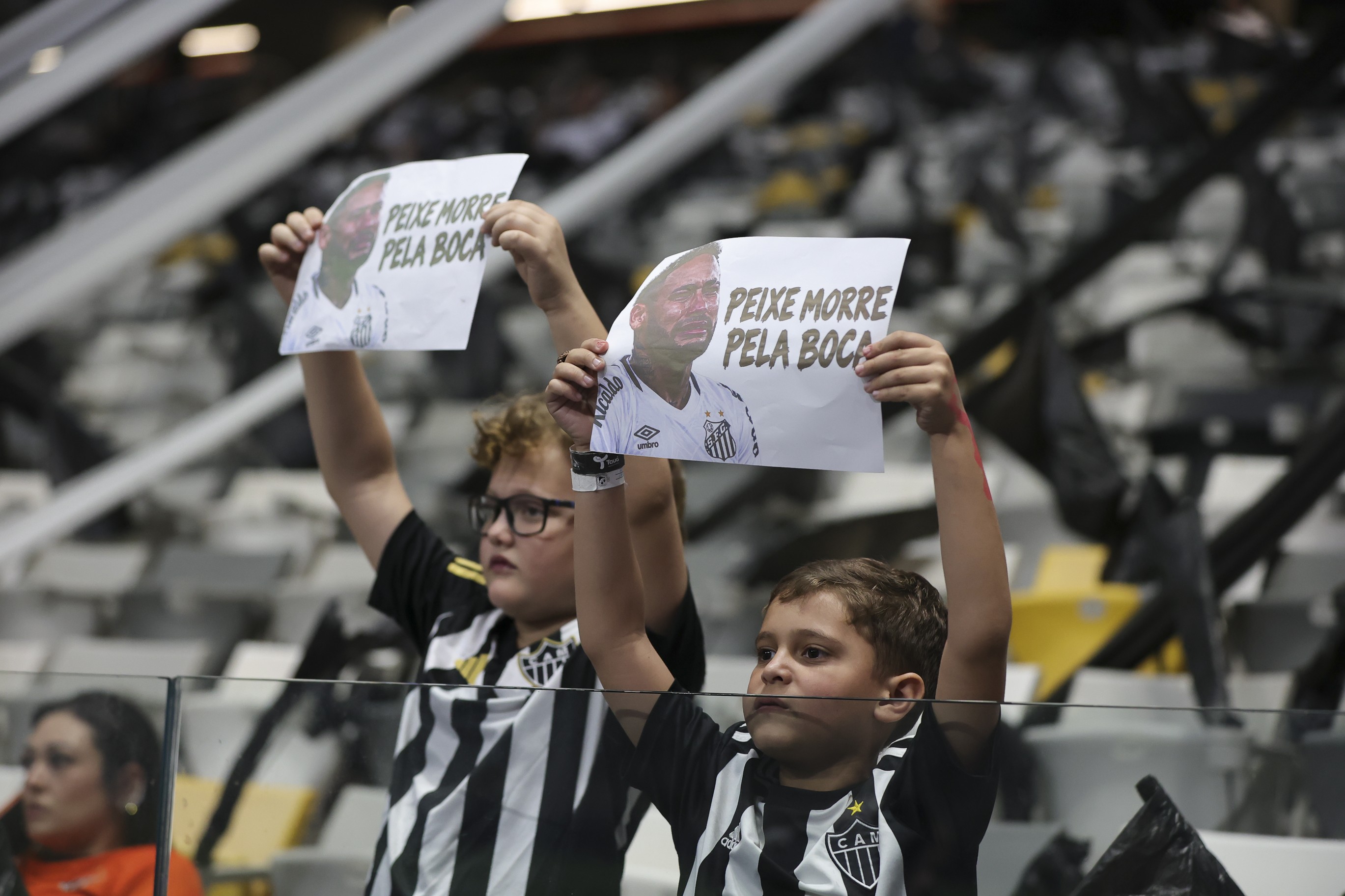 Torcida do Atlético-MG xinga Neymar e provoca antes de jogo contra o Santos