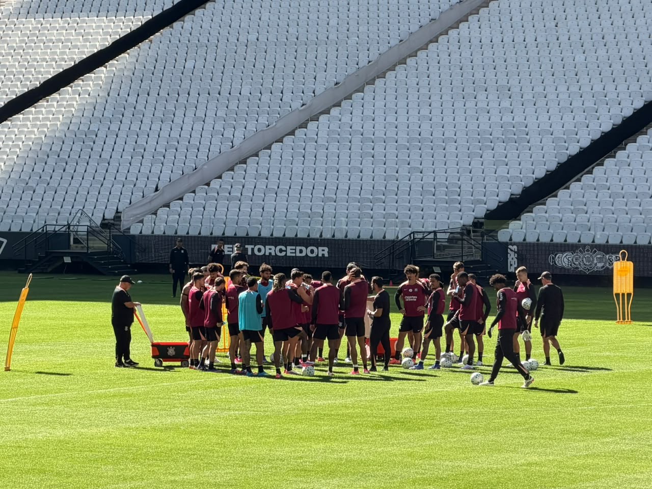 Treino do Corinthians: elenco trabalha finalizações em atividade na arena para testar novo gramado