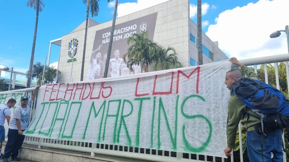 Protesto da torcida do Palmeiras na CBF (Foto: Reprodução/Twitter) Lorena Bueri