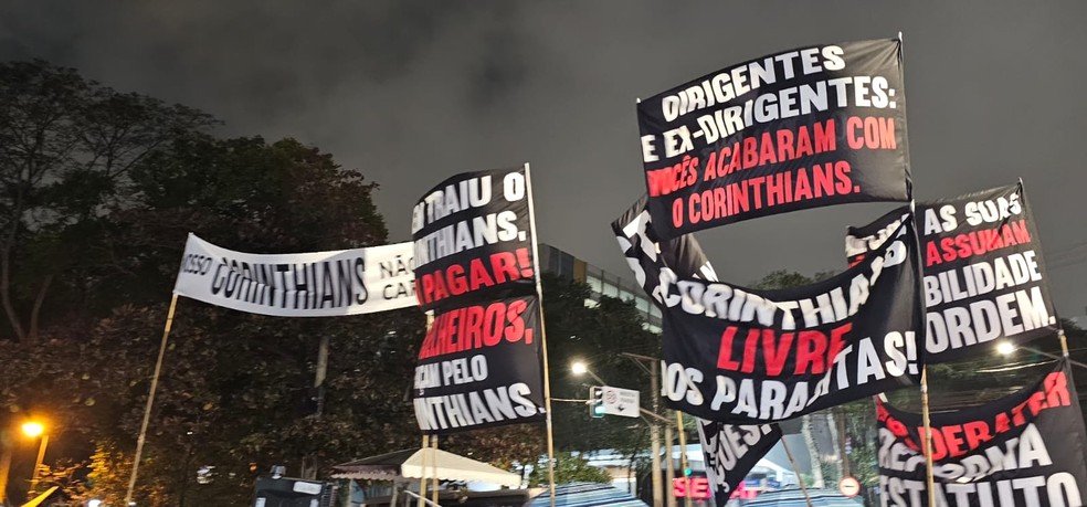 Faixas em protesto de torcedores do Corinthians no Parque São Jorge — Foto: Yago Rudá