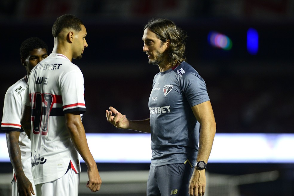 QUAL SUA OPINIÃO? Ídolo do São Paulo diz que Zubeldía não tem culpa na má fase do time