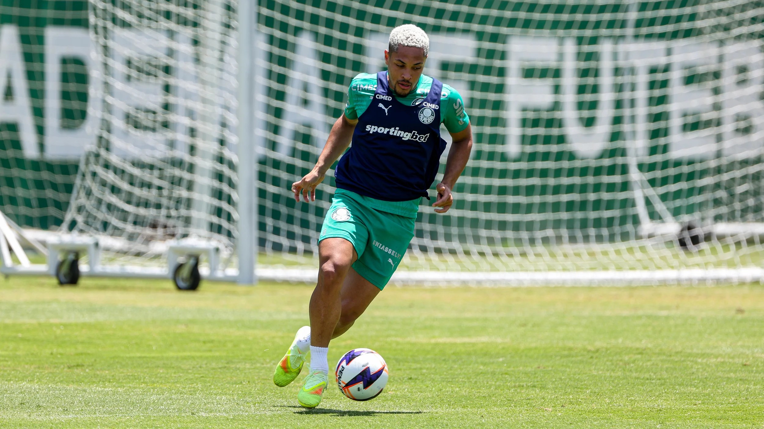 Vitor Roque em treinamento; Palmeiras deve preservar jovem estrela contra o Santos
