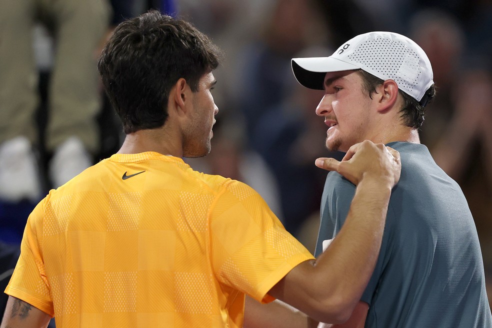 Carlos Alcaraz cumprimenta João Fonseca após elimina-lo no Miami Open — Foto: Matthew Stockman/Getty Images