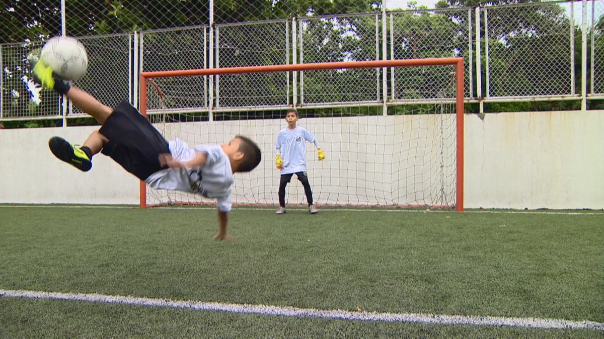 Vídeo: habilidade de meninos jogando bola na rua da Vila Belmiro