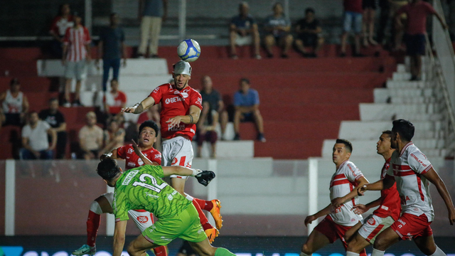 Jemmes faz o gol da vitória do Vila