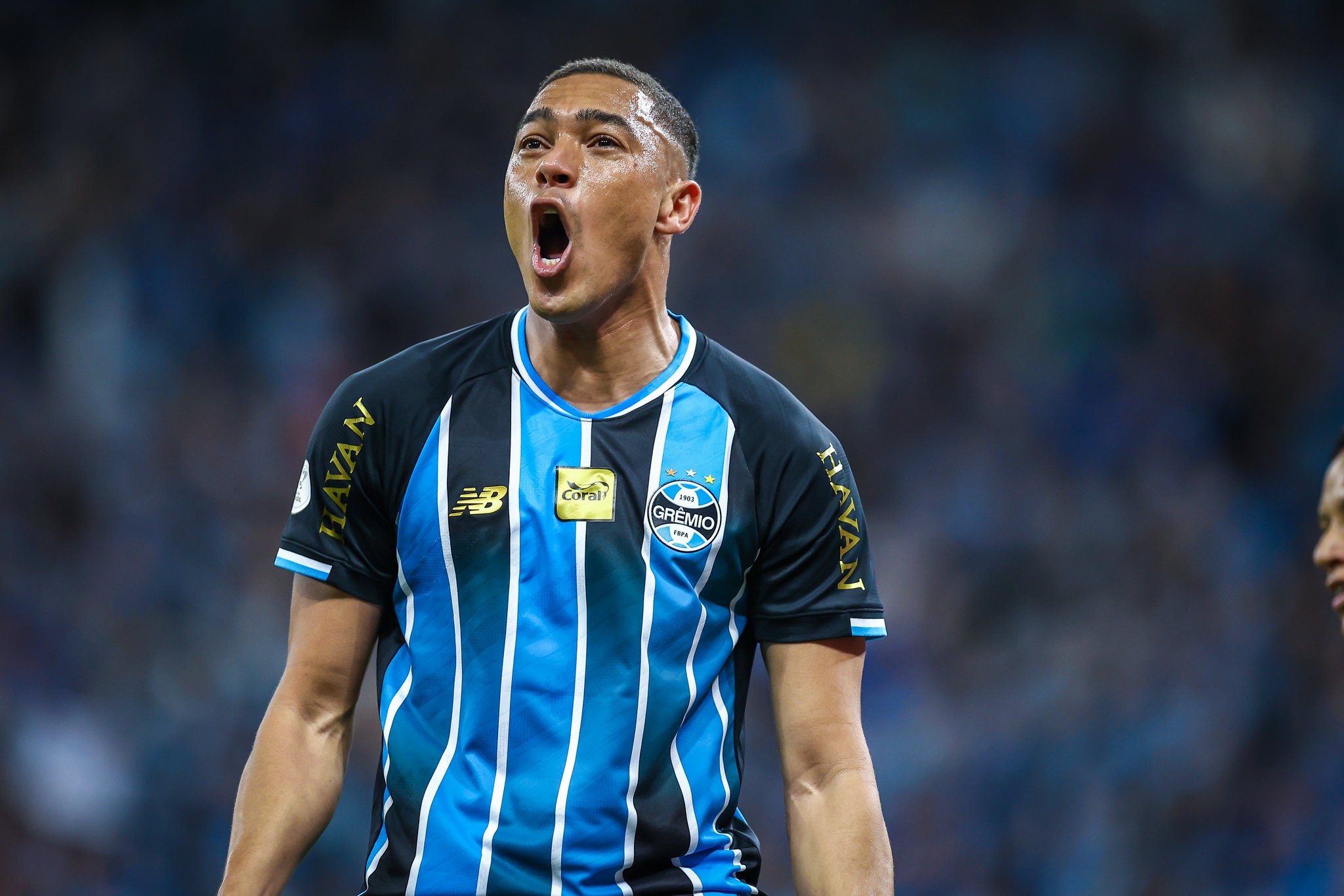 Carlos Vinicius comemorando seus gols contra o Internacional no Gre-Nal