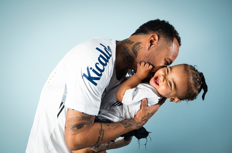 Neymar posa com sua filha Mavie como jogador do Santos — Foto: Divulgação