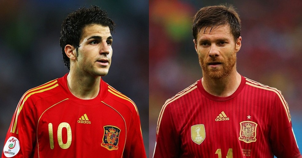 Camisa lançada em 2008 com erro / Camisa para Copa de 2014 com erro corrigido — Foto: Getty Images
