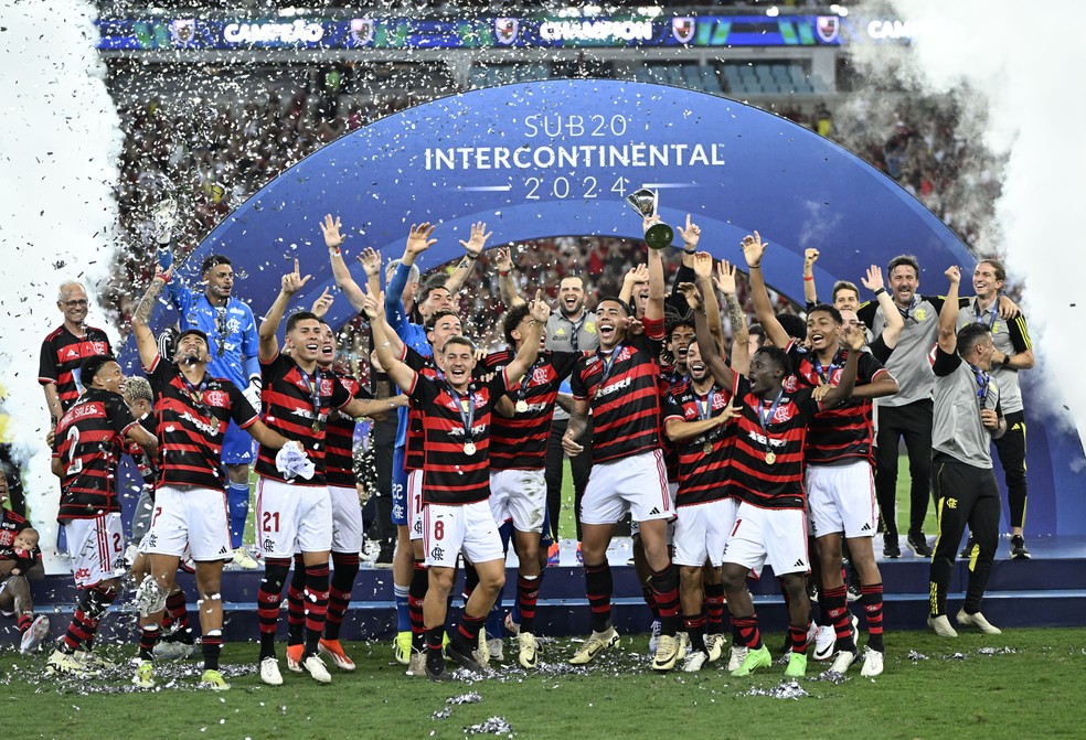 Flamengo comemora o título do Mundial Sub-20 após vencer o Olympiacos — Foto: André Durão / ge