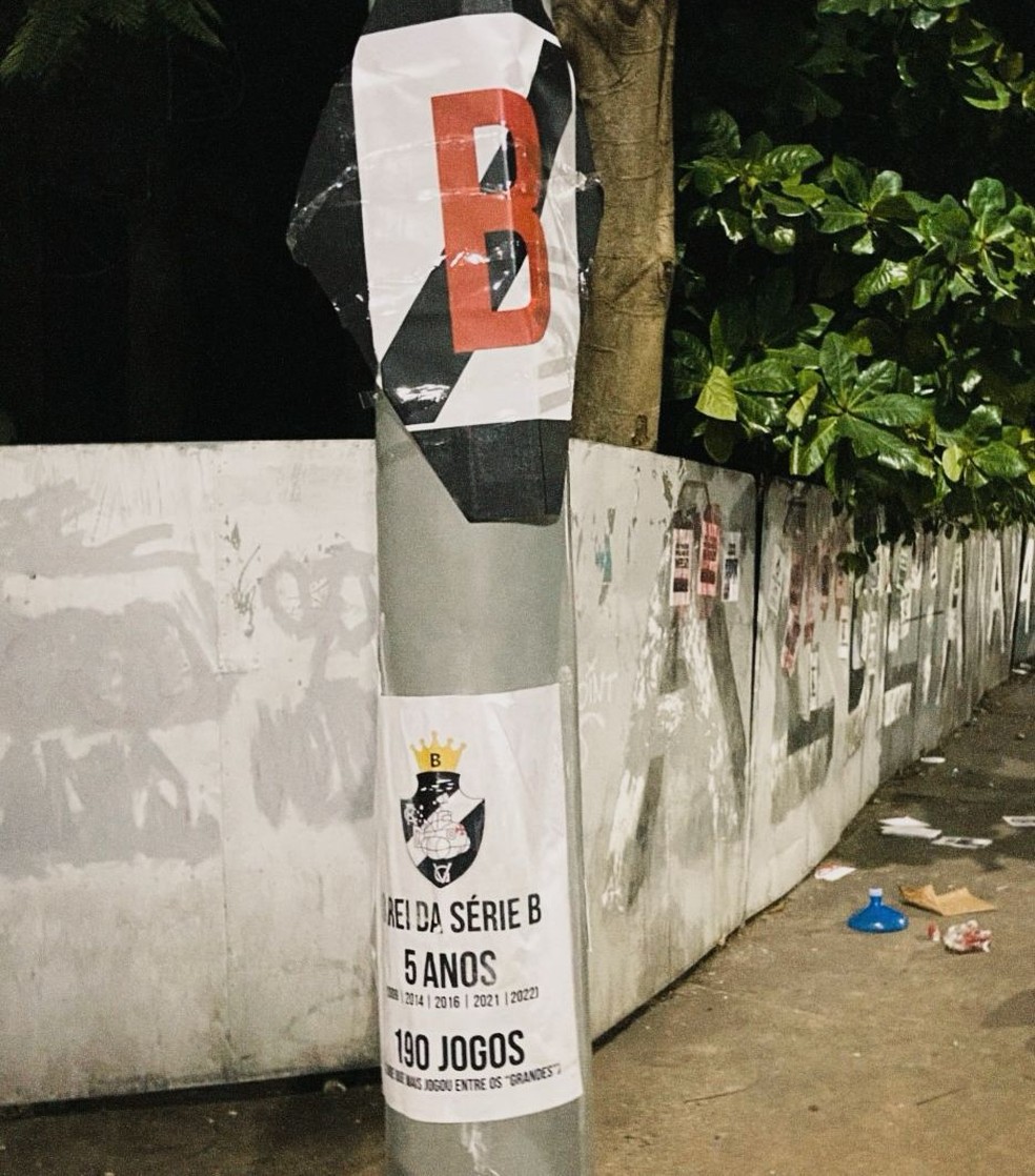 Torcida do Fluminense provoca Vasco com faixas na sede cruz-maltina e no Maracanã — Foto: Reprodução