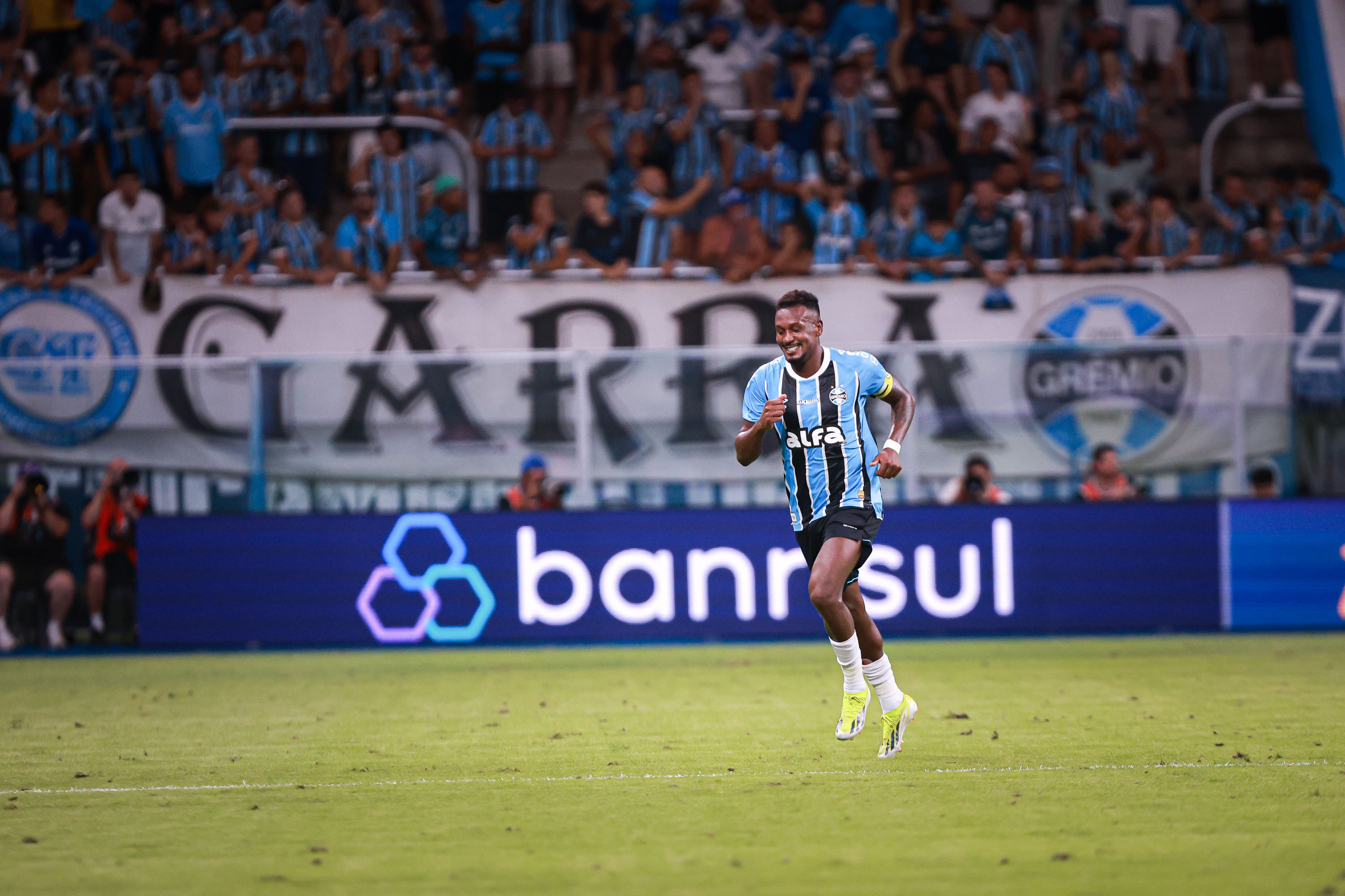 Grêmio vence Galo em jogo emocionante e revela dureza do Brasileirão